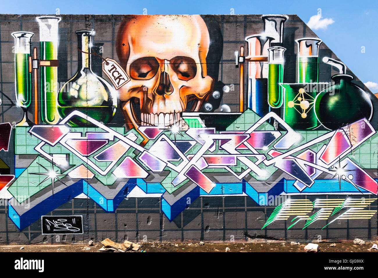 Graffiti Skull und Reagenzgläser sprühte auf der Überrest einer alten Mauer, Friedrichshain, Berlin, Deutschland. Stockfoto