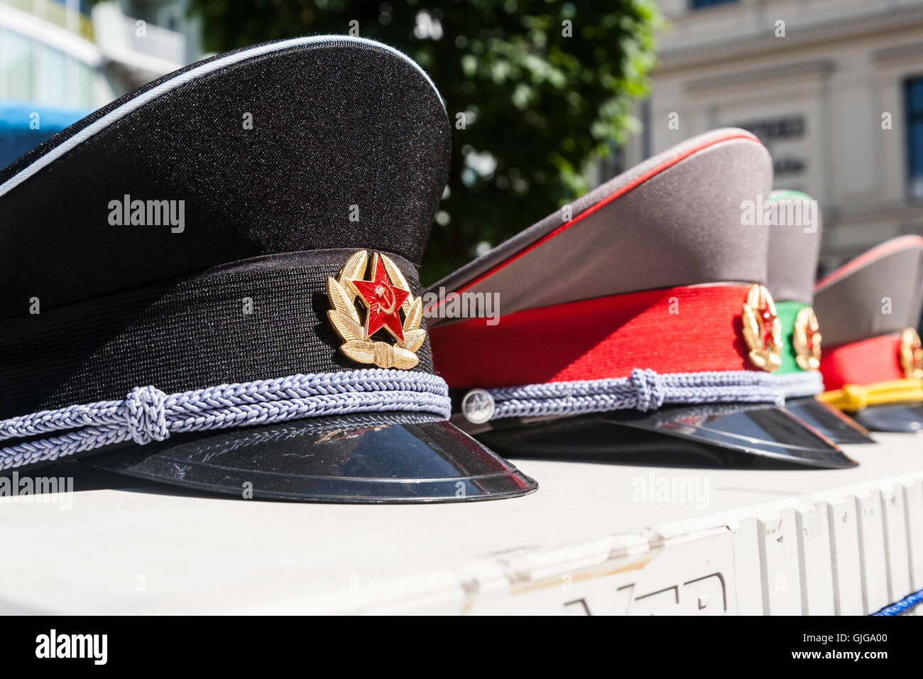 Sowjetische militärische Hüte zum Verkauf als Souvenirs für Touristen am Checkpoint Charlie, Mitte, Berlin, Deutschland. Stockfoto