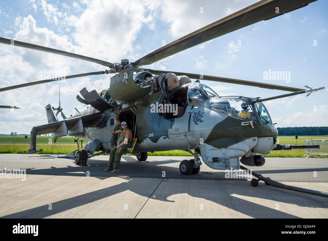 BERLIN, Deutschland - 2. Juni 2016: Kampfhubschrauber Mil Mi-24 Hind. tschechische Luftwaffe. Ausstellung ILA Berlin Airshow 2016 Stockfoto