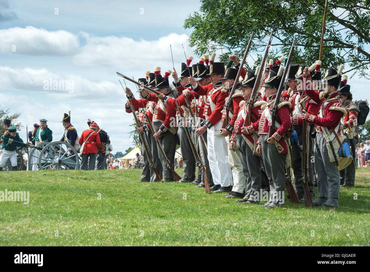 Coldstream Regiment of Foot Guards auf dem Schlachtfeld der napoleonischen Kriege Reenactment im Spetchley Park, Worcestershire, England Stockfoto