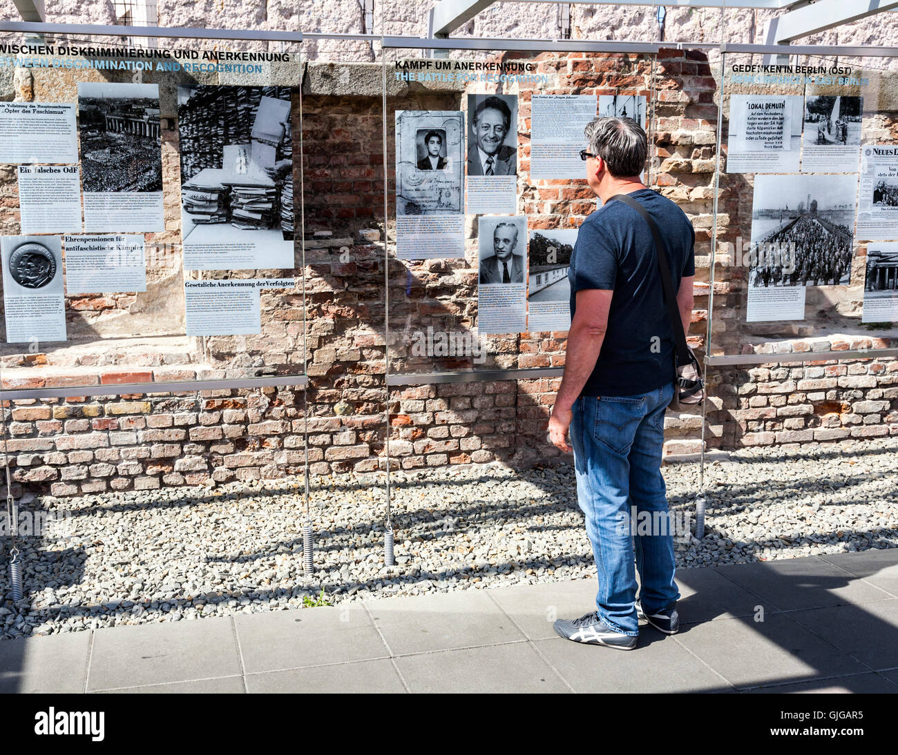 Ein Mann, Blick auf die Topographie des Terrors, dem ehemaligen Gelände der Gestapo-Hauptquartier, Mitte, Berlin, Deutschland. Stockfoto