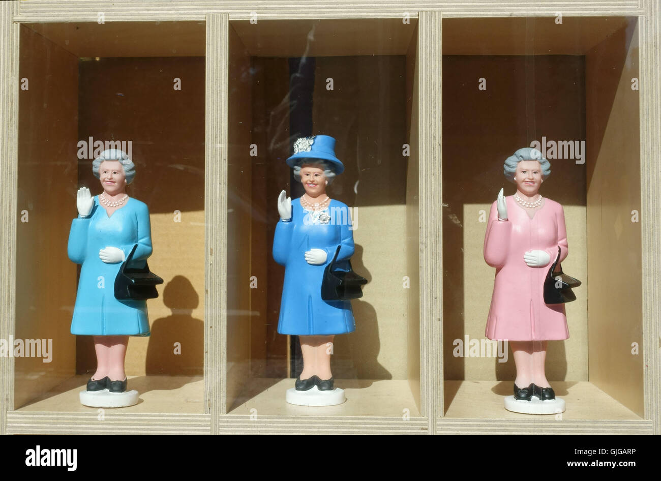 Animierte wehende HM Königin Figuren im Souvenir-Shop-Fenster, London Stockfoto