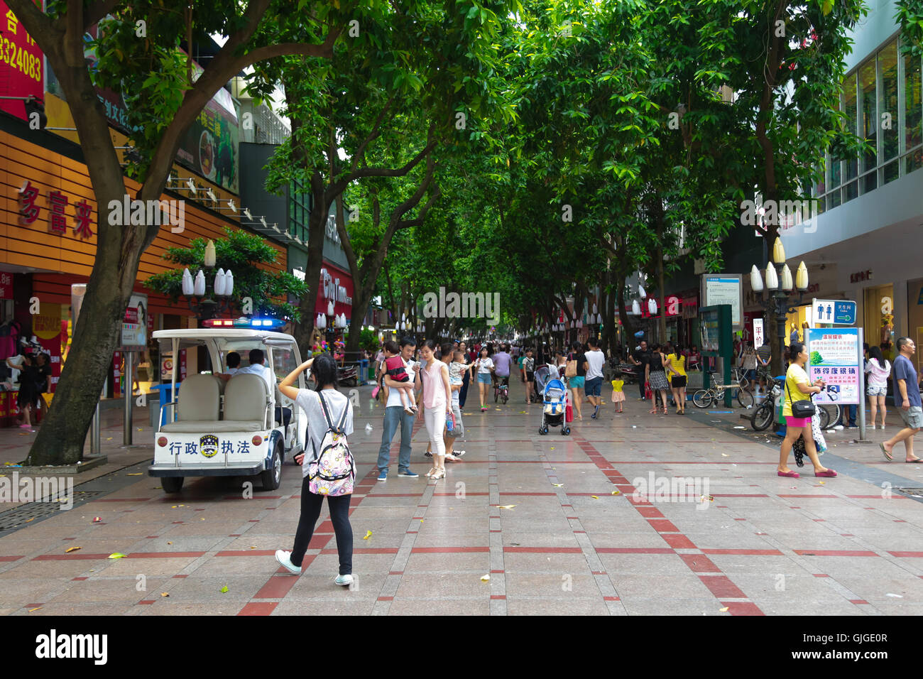 Straße von Huizhou Einkaufsviertel, Huizhou, Guangdong, China. Stockfoto