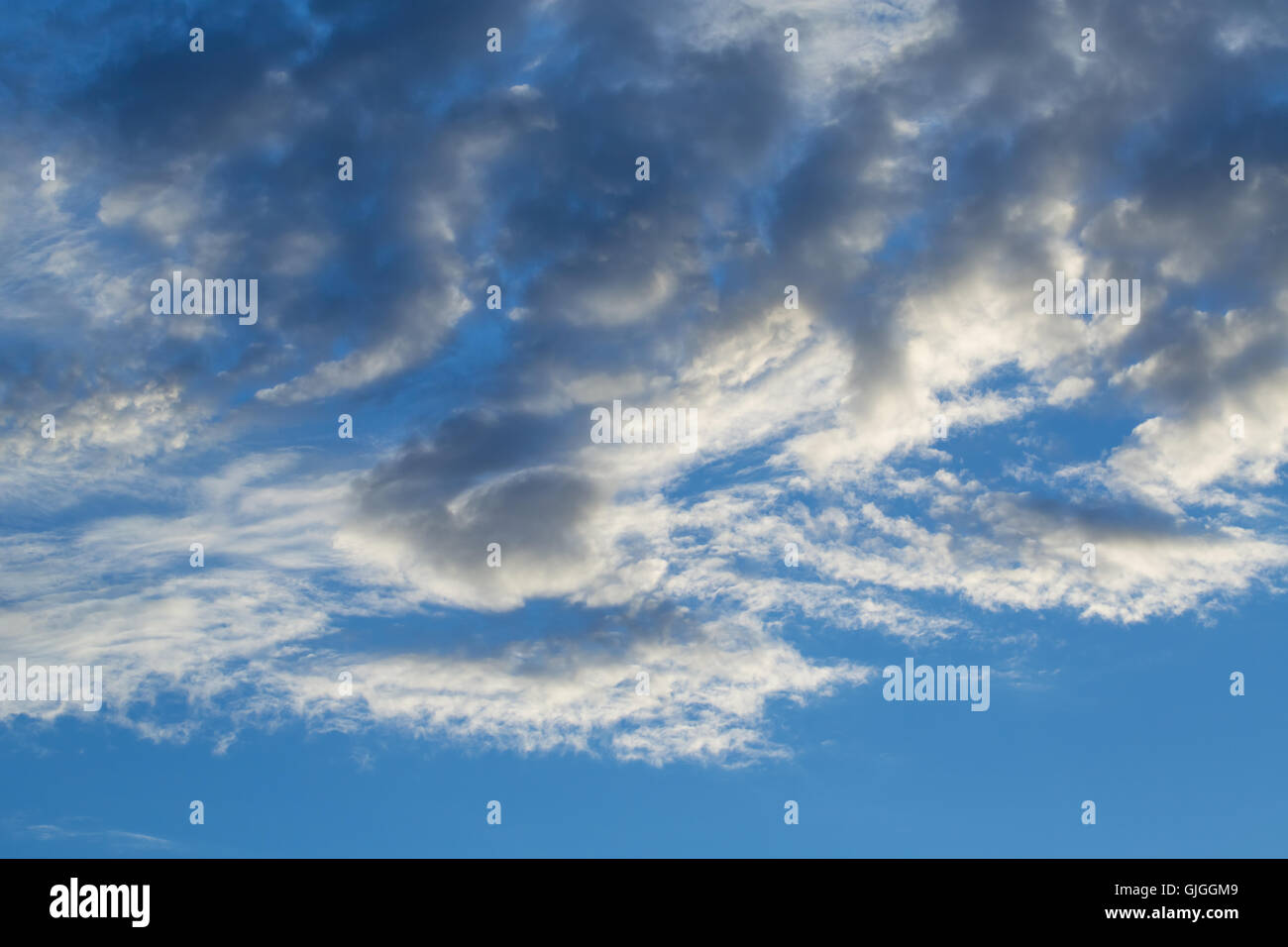 weiße flauschige Wolken am blauen Himmel Stockfoto