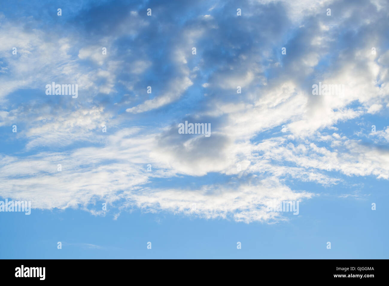 weiße flauschige Wolken am blauen Himmel Stockfoto