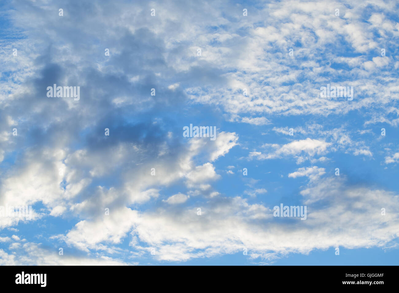 weiße flauschige Wolken am blauen Himmel Stockfoto