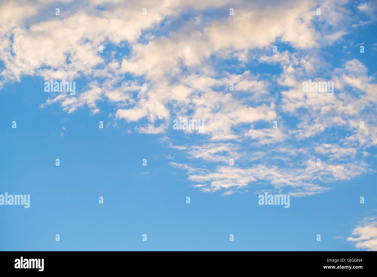 weiße flauschige Wolken am blauen Himmel Stockfoto