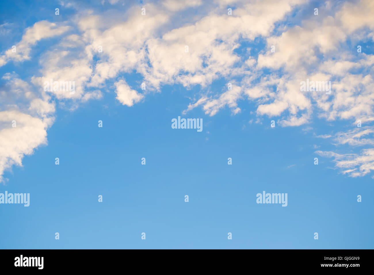 weiße flauschige Wolken am blauen Himmel Stockfoto