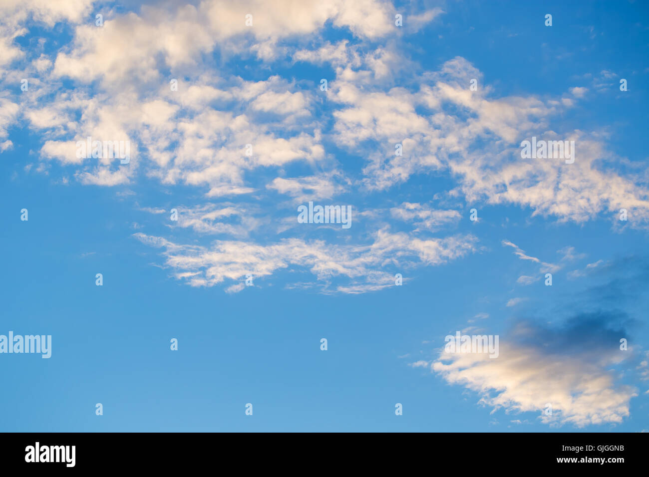 weiße flauschige Wolken am blauen Himmel Stockfoto