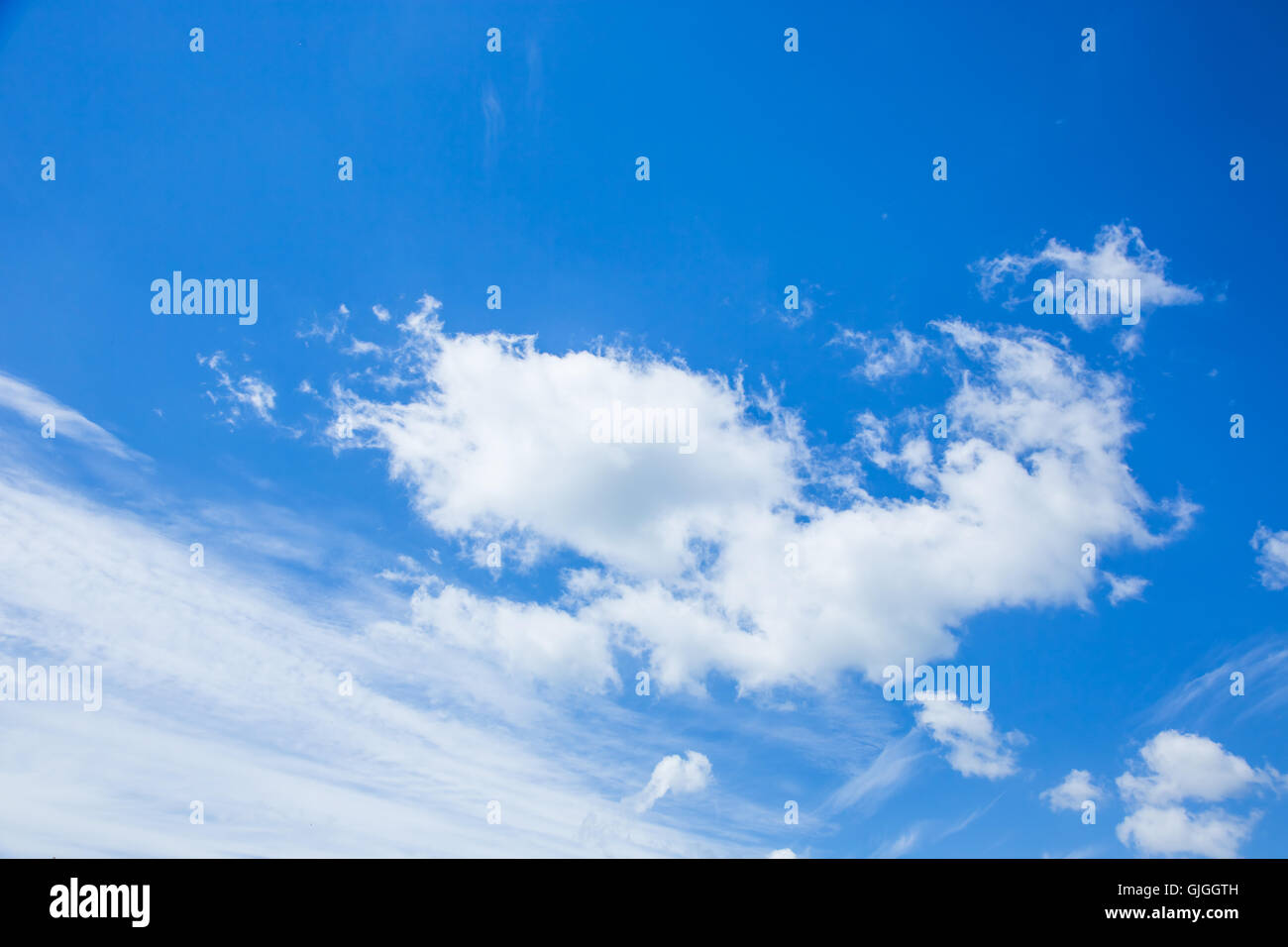 Flauschigen weißen Wolken im blauen Himmel Stockfoto