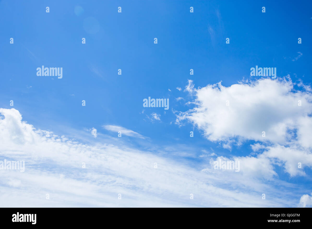 Flauschigen weißen Wolken im blauen Himmel Stockfoto