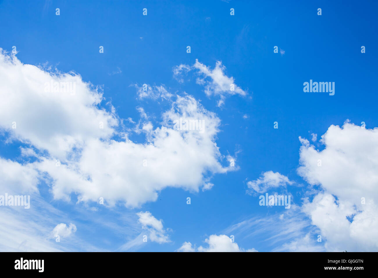 Flauschigen weißen Wolken im blauen Himmel Stockfoto