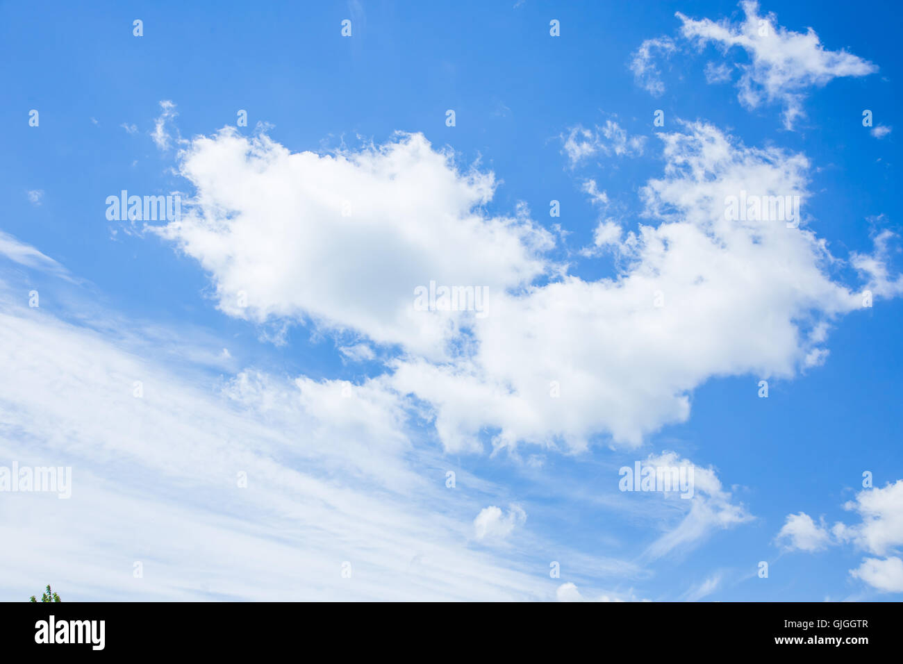 Flauschigen weißen Wolken im blauen Himmel Stockfoto