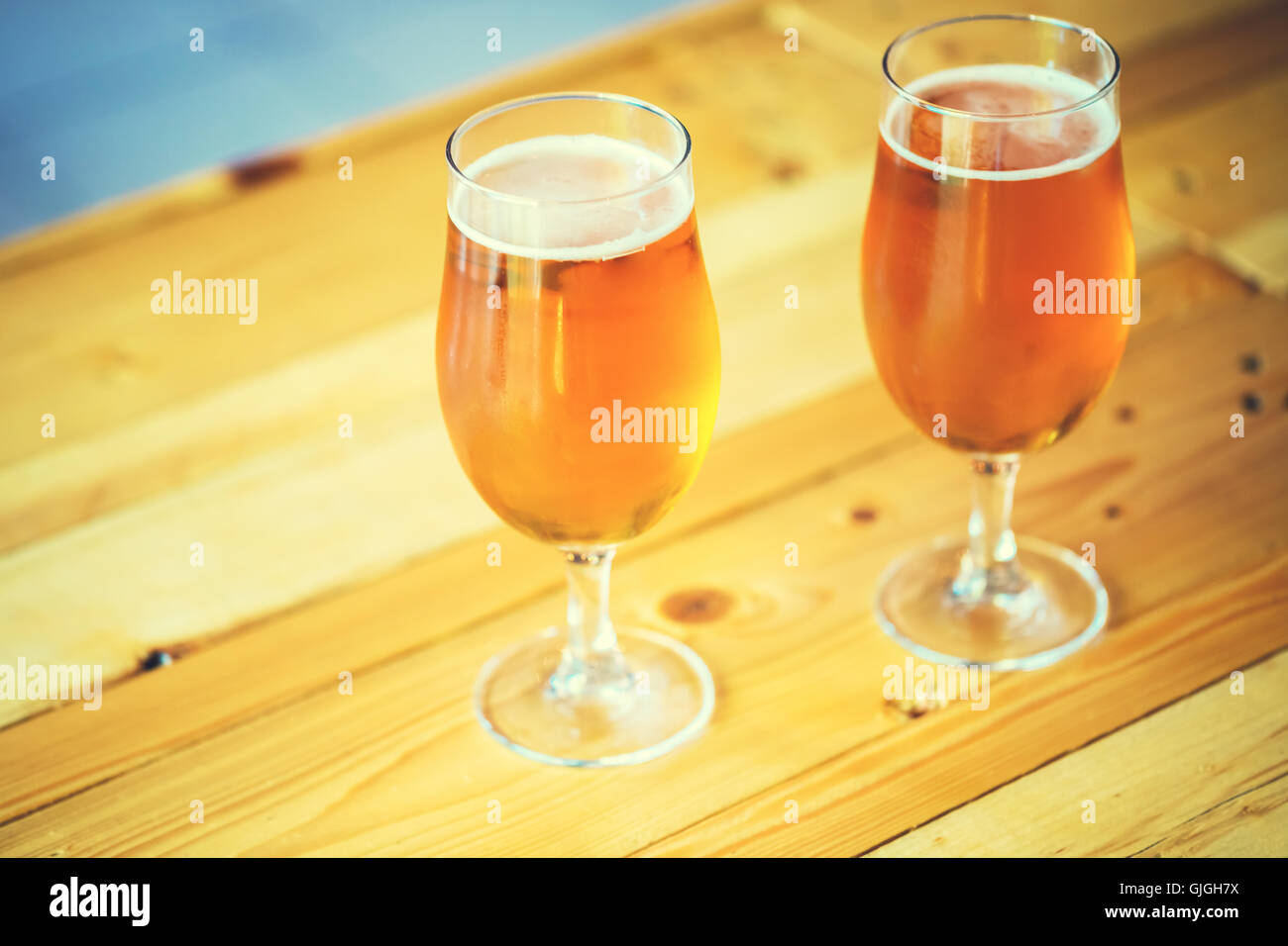Schönen Hintergrund des Oktoberfestes. Zwei Gläser kaltes Licht Bier auf der hölzernen Tresen im Pub. sortierte alc Stockfoto