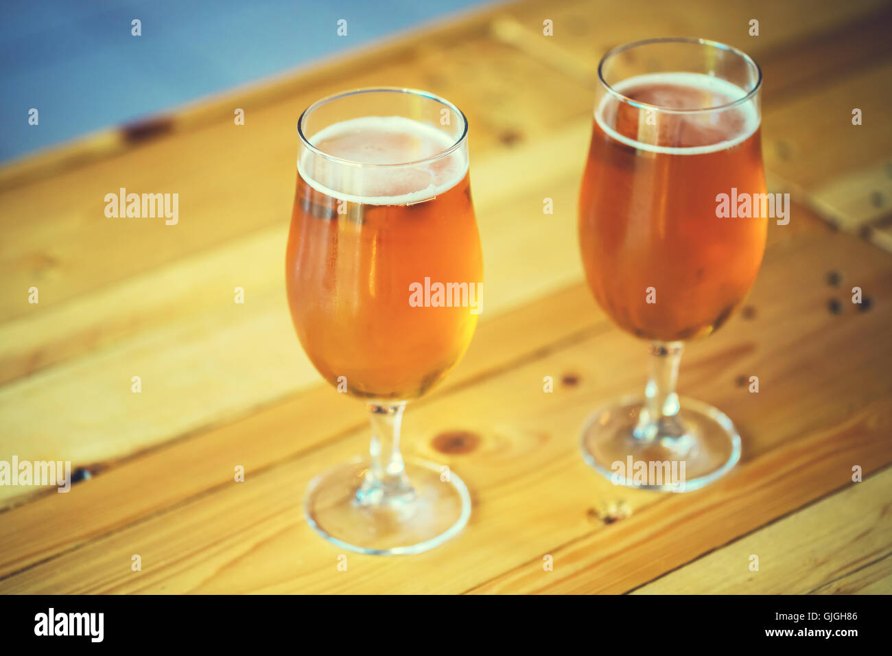 Schönen Hintergrund des Oktoberfestes. Zwei Gläser kaltes Licht Bier auf der hölzernen Tresen im Pub. sortierte alc Stockfoto