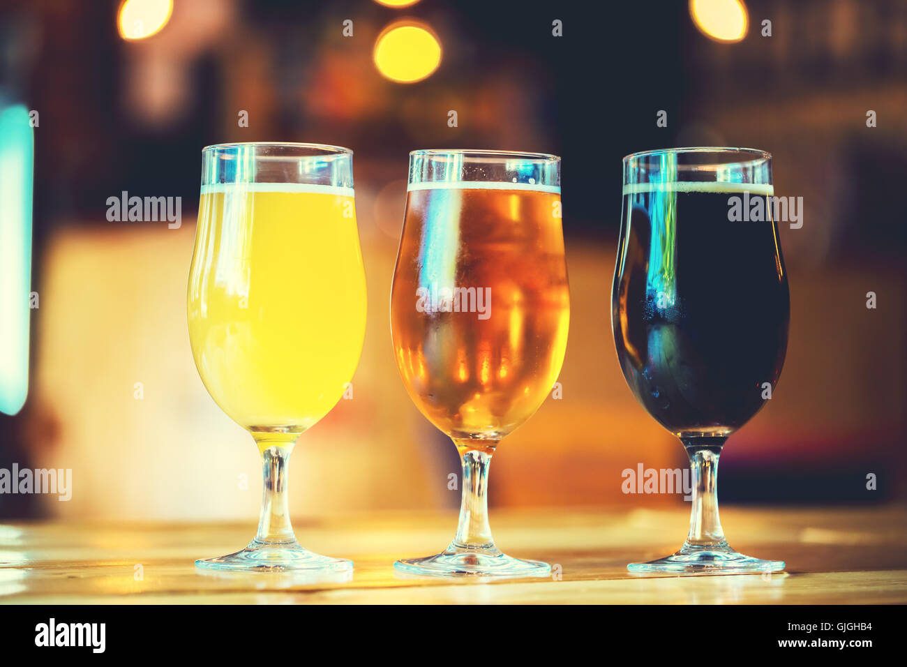 Schönen Hintergrund des Oktoberfestes. gläser Kaltes Weiß, hellem und dunklem Bier auf der hölzernen Tresen in der Kneipe. Stockfoto