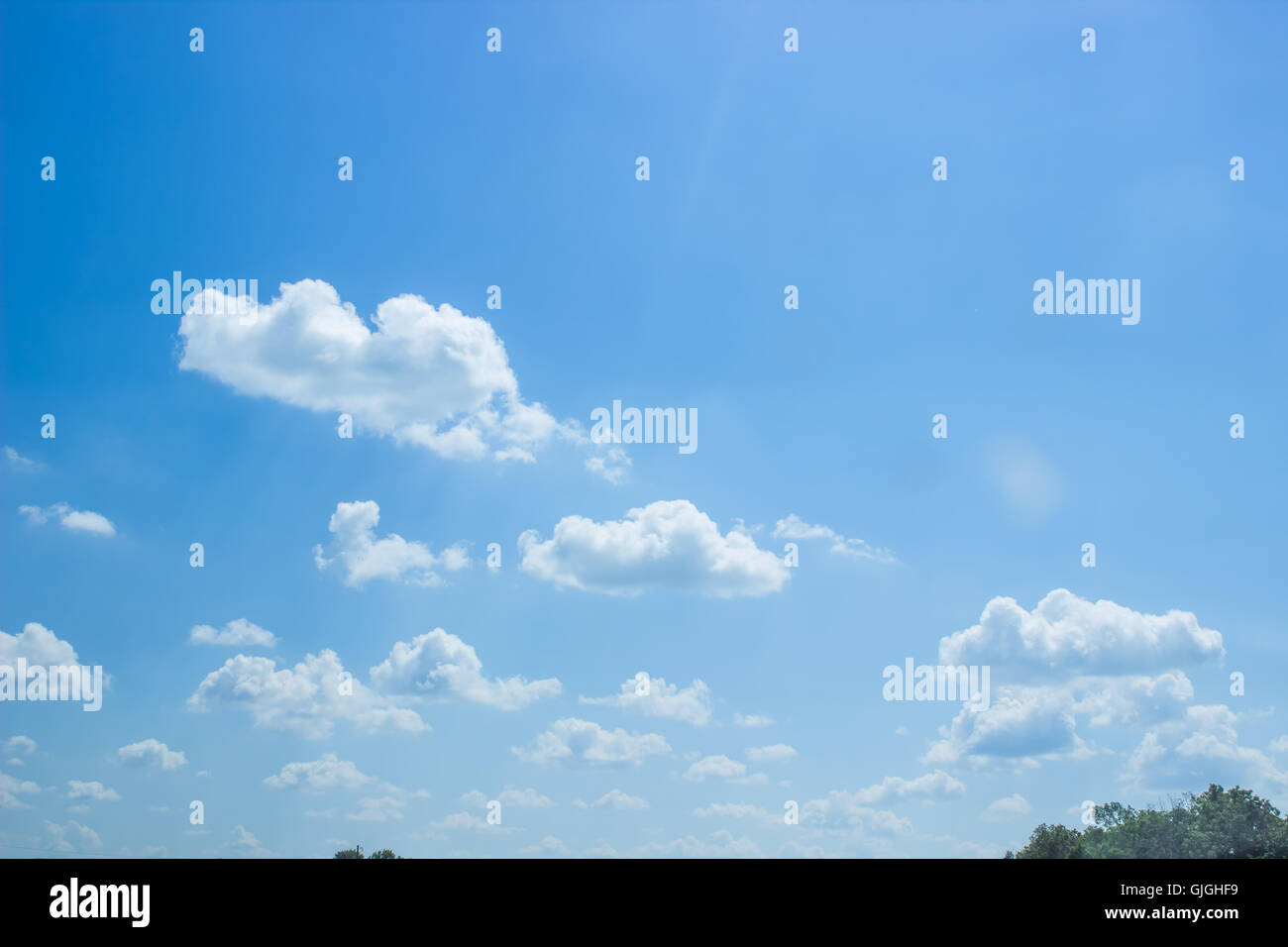 weiße flauschige Wolken am blauen Himmel Stockfoto