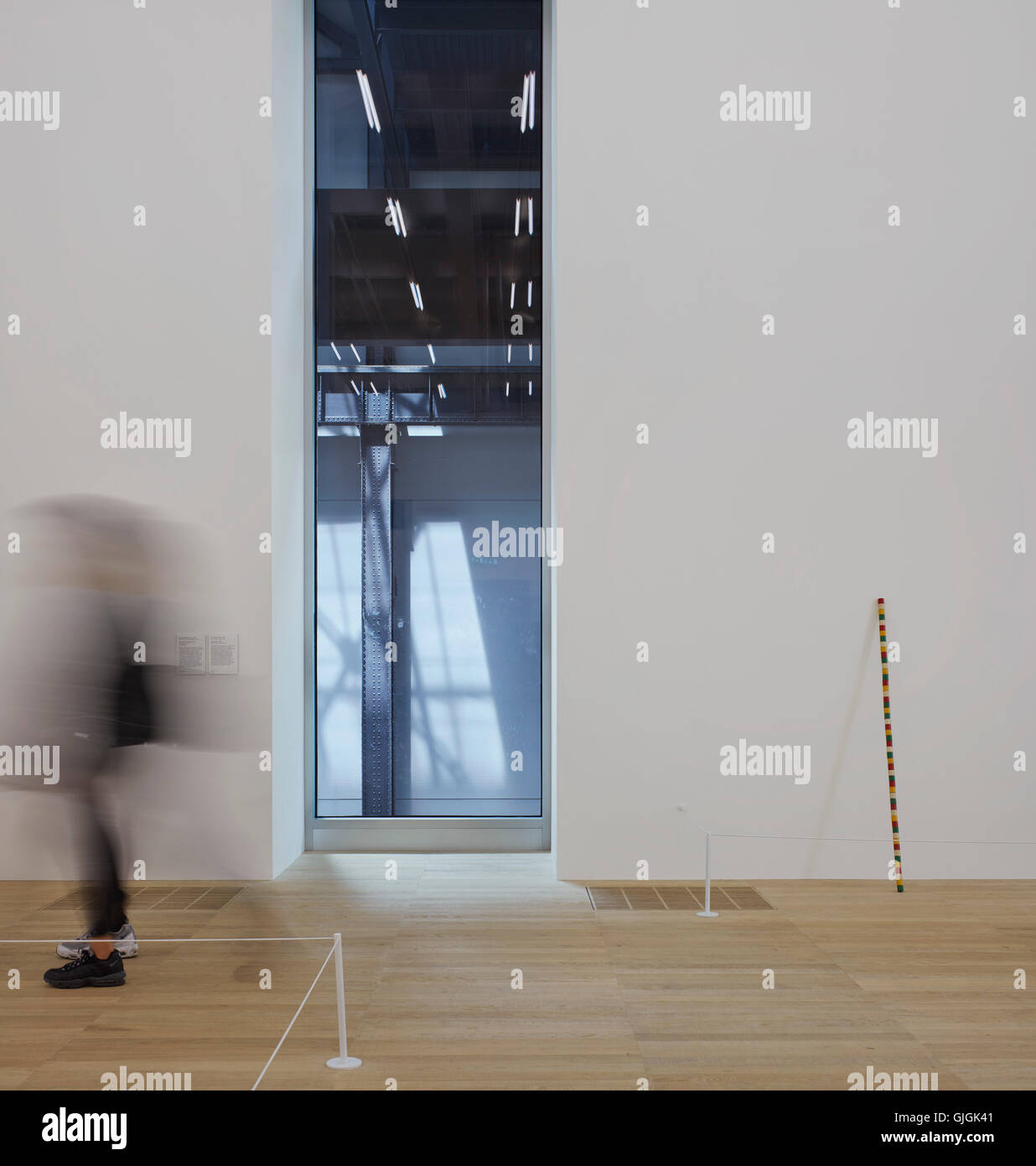 Galerie innen Detail mit Fenster zur Turbinenhalle. Schalten Sie Haus Tate Modern, London, Vereinigtes Königreich. Architekten: Herzog und Stockfoto