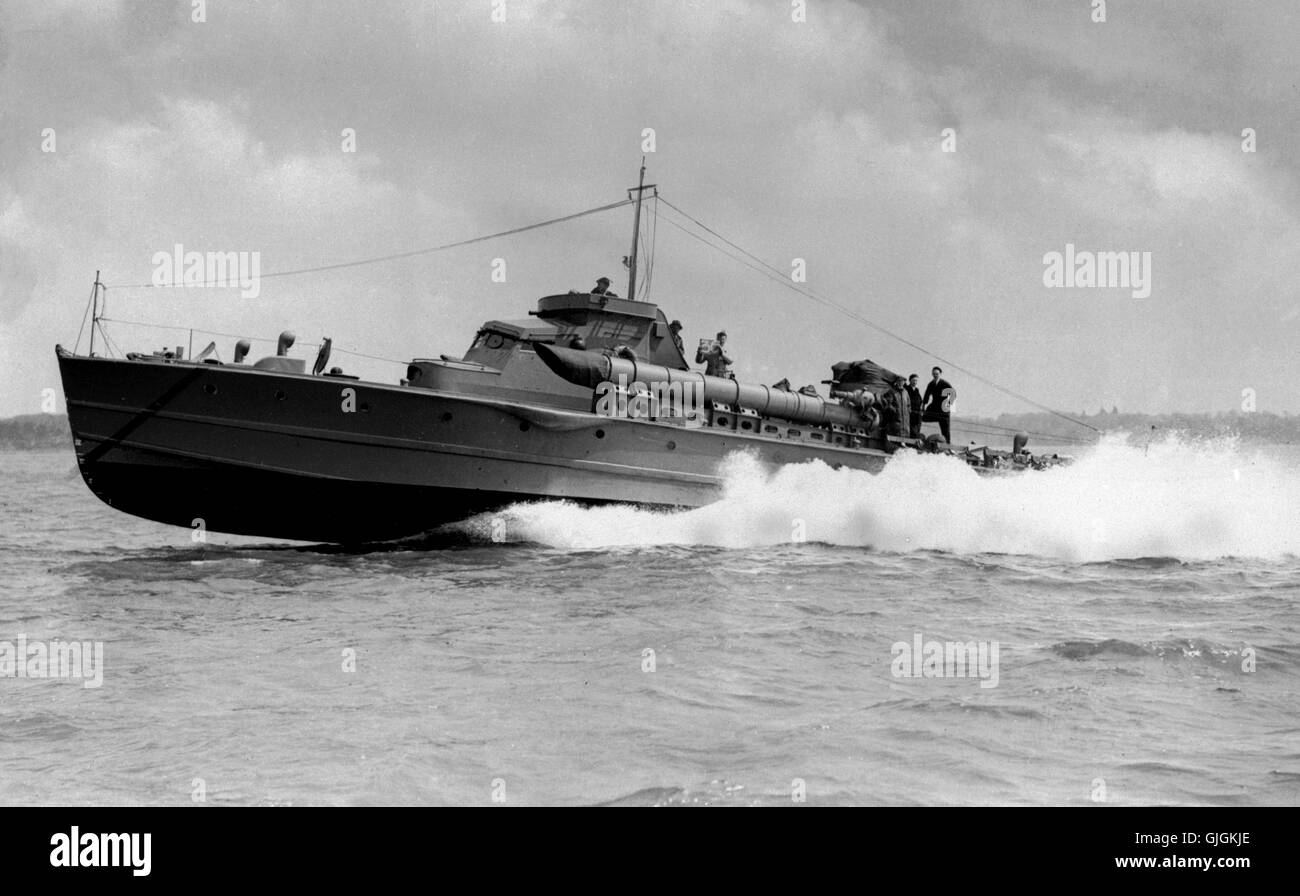 AJAX-NEWS & FEATURE SERVICE. 1941. SOLENT, ENGLAND. -MTB MIT GESCHWINDIGKEIT - 1941 THORNYCROFT ENTWORFEN UND GEBAUT VON MTB 53 AUF SPEED TRIALS. DIE CREW-MITGLIED HINTER DEN OFFENEN STEUERHAUS HÄLT EIN PLAKAT FÜR DEN LAUF EINE EFFEKTIVERE GESCHWINDIGKEIT VON 36 KNOTEN ANGIBT. DIESE ART VON 75,5 FT, 52 TONNEN MOTOR TORPEDOBOOT WURDE EINGEKLEIDETE MIT 2 WELLEN (ZWEI THORNYCROFT BENZIN MOTOREN PRO WELLE) IN HÖHE VON 2600 PS FÜR EINE GESTALTETE GESCHWINDIGKEIT VON 29 KNOTEN. 7 BOOTE WURDEN GEBAUT UND IN KRIEG BÜRO TRAGET ABSCHLEPPEN STARTET UMGEWANDELT.  FOTO: AJAX NEWS & FEATURE-SERVICE/VT-SAMMLUNG REF: VT9527 Stockfoto