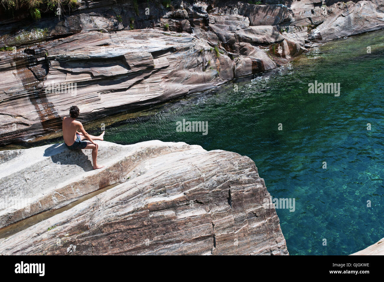 Lavertezzo, Schweiz: Felsen und Canyon Verzasca, ein Schweizer Fluss, bekannt für seine klaren, türkisfarbenen Wasser und farbigen Felsen Stockfoto