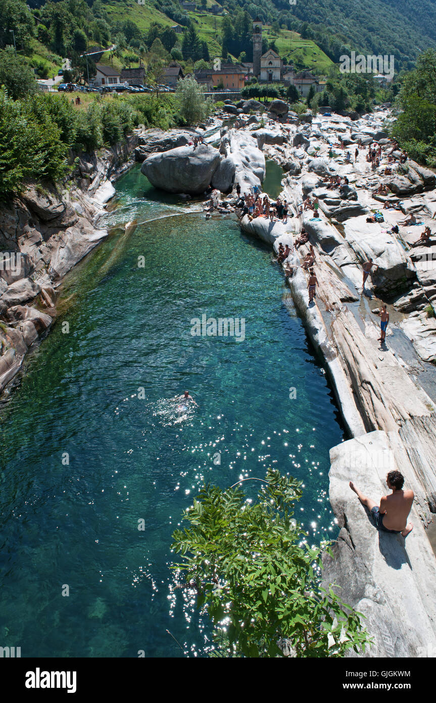 Lavertezzo, Schweiz: Felsen und Canyon Verzasca, ein Schweizer Fluss, bekannt für seine klaren, türkisfarbenen Wasser und farbigen Felsen Stockfoto