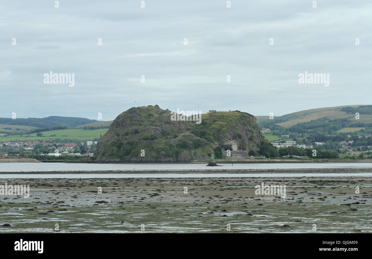 Fernsicht auf Dumbarton Castle in Schottland River Clyde August 2016 Stockfoto
