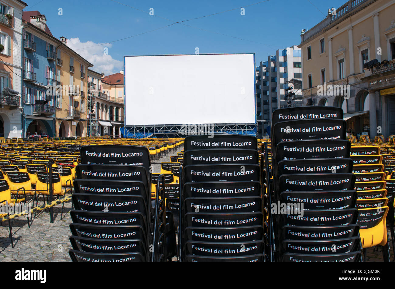 Schweiz: die Stühle und große Leinwand des Film Festival Locarno, ein internationales Filmfestival statt jedes Jahr im August Stockfoto