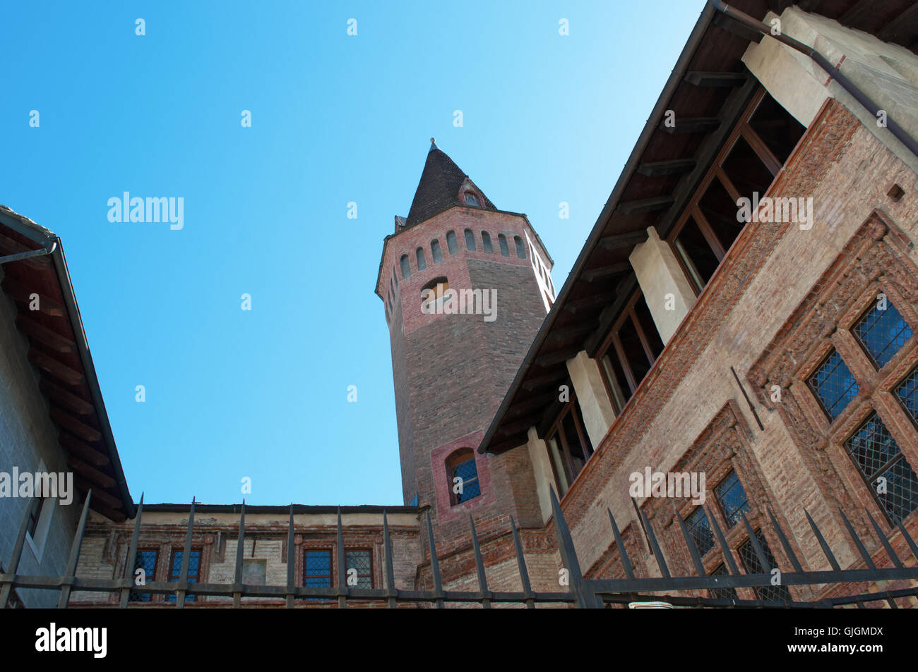 Aosta, Italien: Blick auf den Kreuzgang der Kirche von Sant'Orso, eine Stiftskirche St. Ursus von Aosta, schönes Beispiel der romanischen Kunst Stockfoto