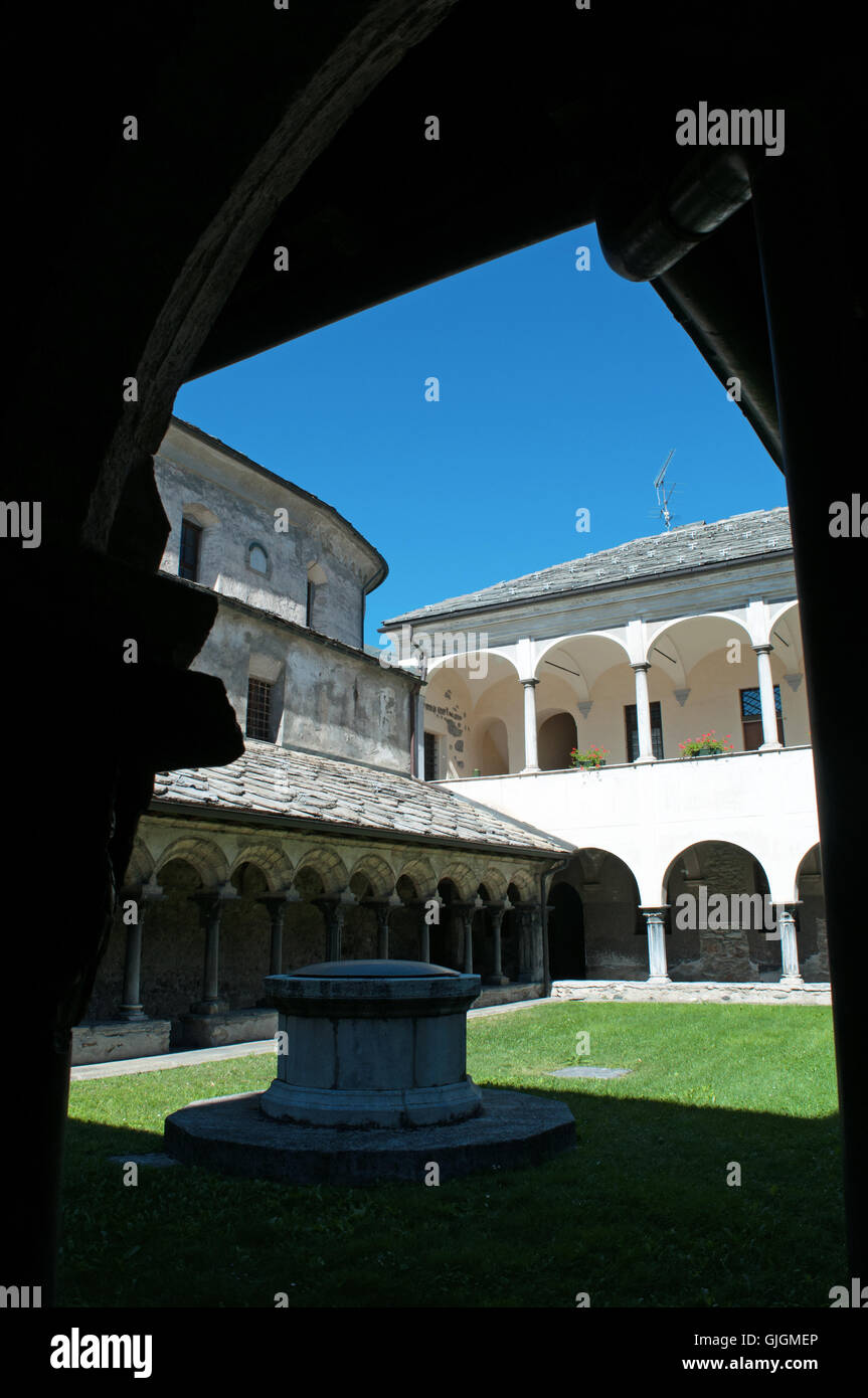 Aosta, Italien: Blick auf den Kreuzgang der Kirche von Sant'Orso, eine Stiftskirche St. Ursus von Aosta, schönes Beispiel der romanischen Kunst Stockfoto