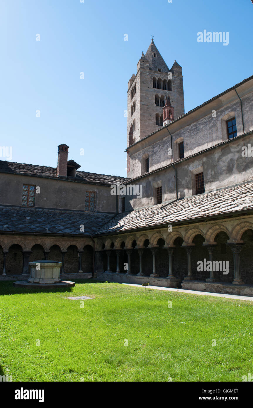 Aosta, Italien: Blick auf den Kreuzgang der Kirche von Sant'Orso, eine Stiftskirche St. Ursus von Aosta, schönes Beispiel der romanischen Kunst Stockfoto