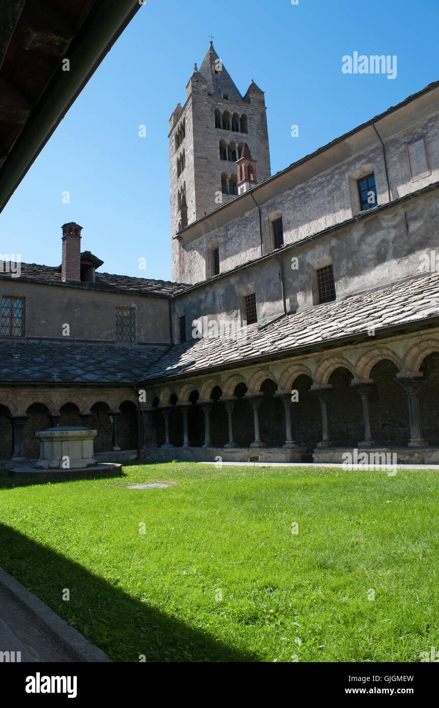 Aosta, Italien: Blick auf den Kreuzgang der Kirche von Sant'Orso, eine Stiftskirche St. Ursus von Aosta, schönes Beispiel der romanischen Kunst Stockfoto