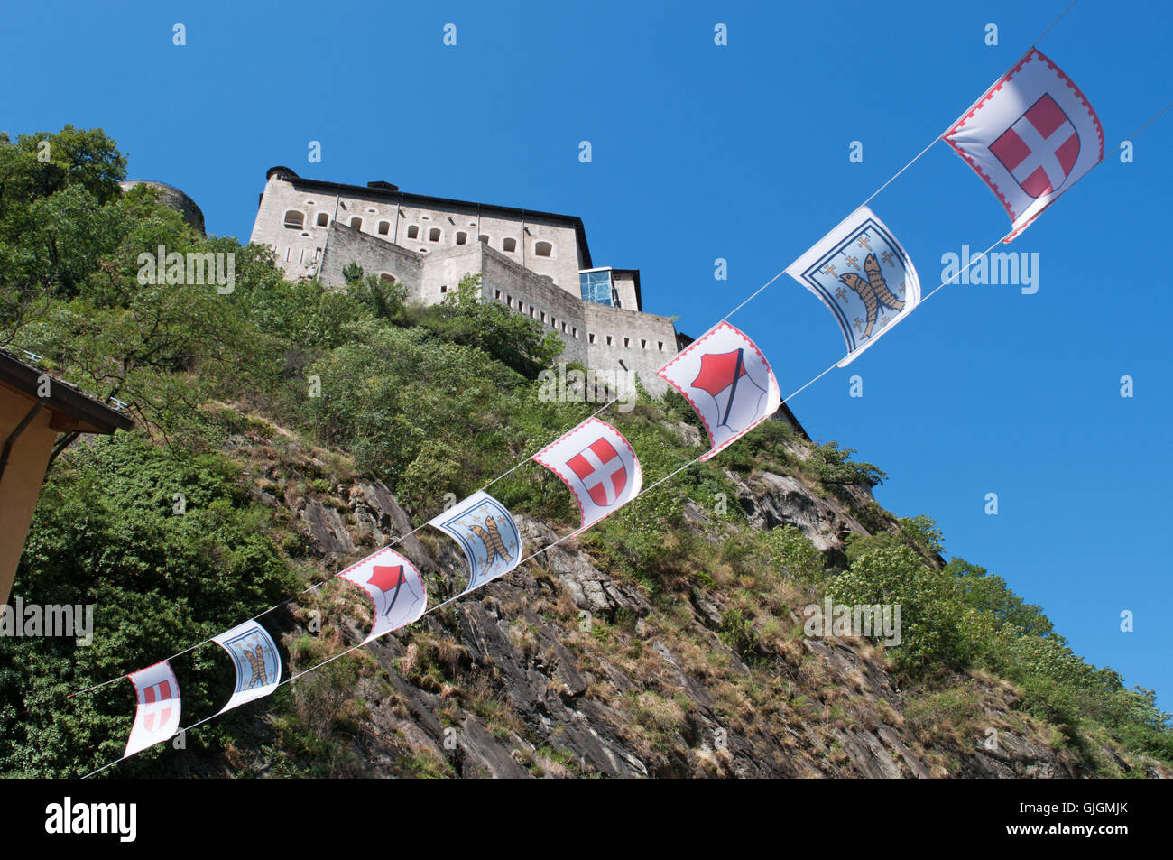 Aostatal, Italien: Blick auf Fort Bard, eine befestigte Anlage im 19. Jahrhundert durch das Haus Savoyen, eingesetzt als Standort in Avengers Alter von Panasonic Stockfoto