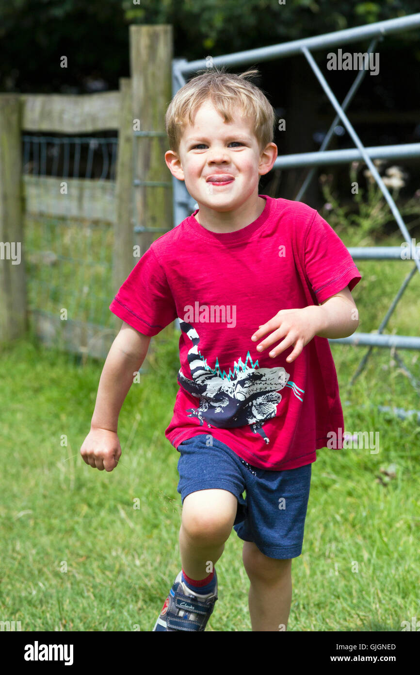 Kleiner Junge im freien laufen Stockfoto