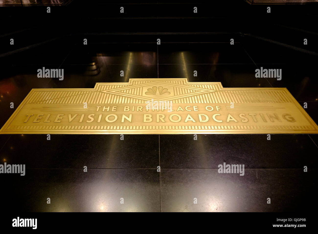 Der Geburtsort von Fernsehen Rundfunk Plaque im NBC Universal Foyer im Rockafeller Gebäude Stockfoto