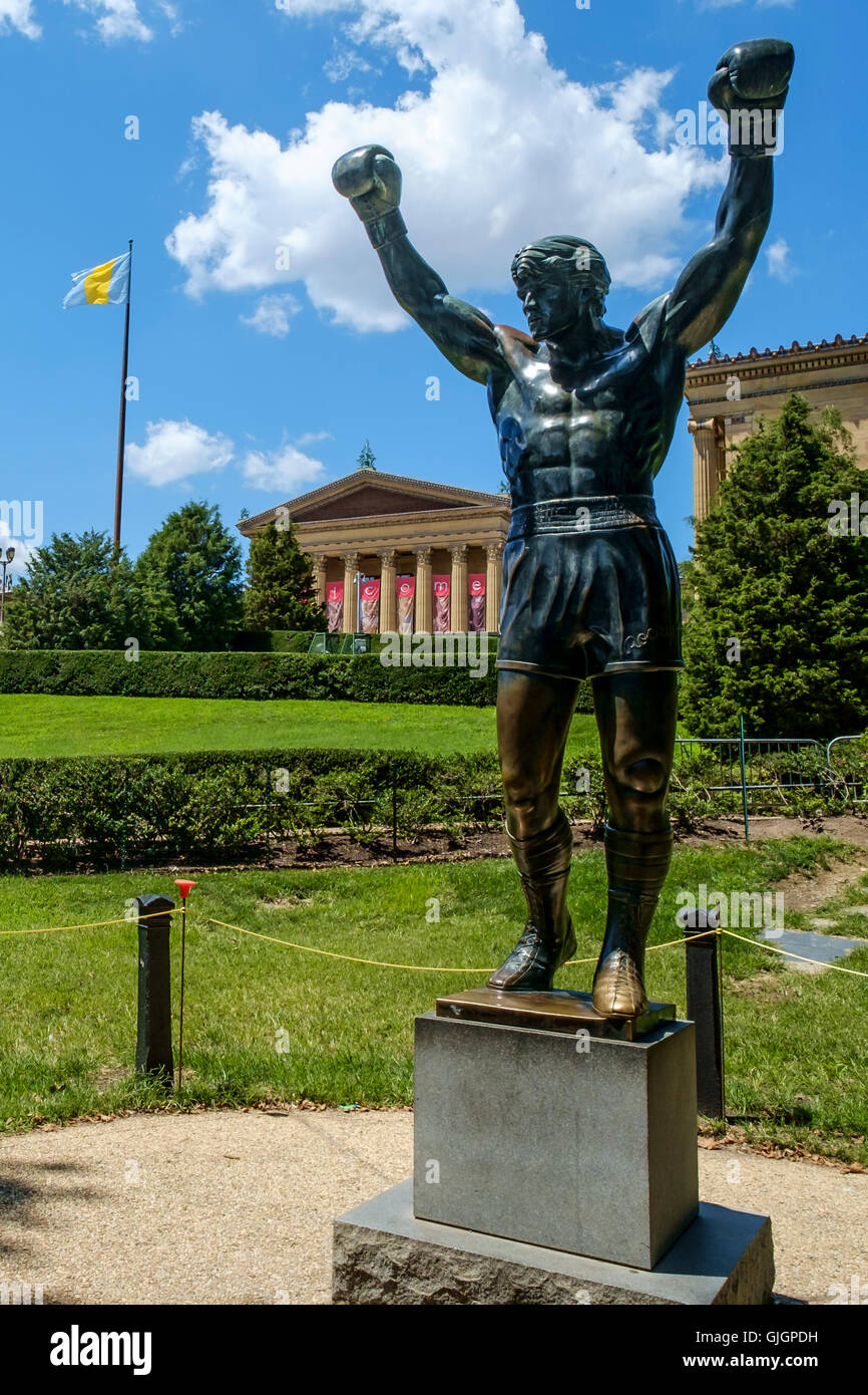 Die Bronzestatue von Sylvester Stallone als Rocky Balboa ...
