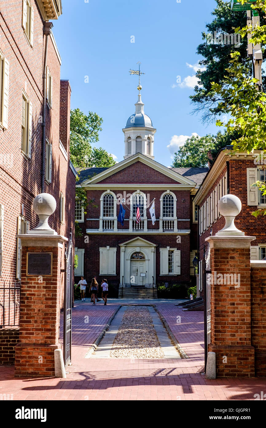 Carpenters' Hall, legen ein zweistöckiges Backsteingebäude in der Nähe der Altstadt von Philadelphia, Pennsylvania, das eine entscheidende Sitzung war in der frühen Geschichte der Vereinigten Staaten. Schloss im Jahre 1775 der Sitzungssaal wurde für gebaut und ist noch im Besitz der Zimmerer Unternehmen der Stadt und Grafschaft von Philadelphia, das Land der ältesten extant Handwerk Gilde. Hier trafen sich die ersten Kontinentalkongress. Stockfoto