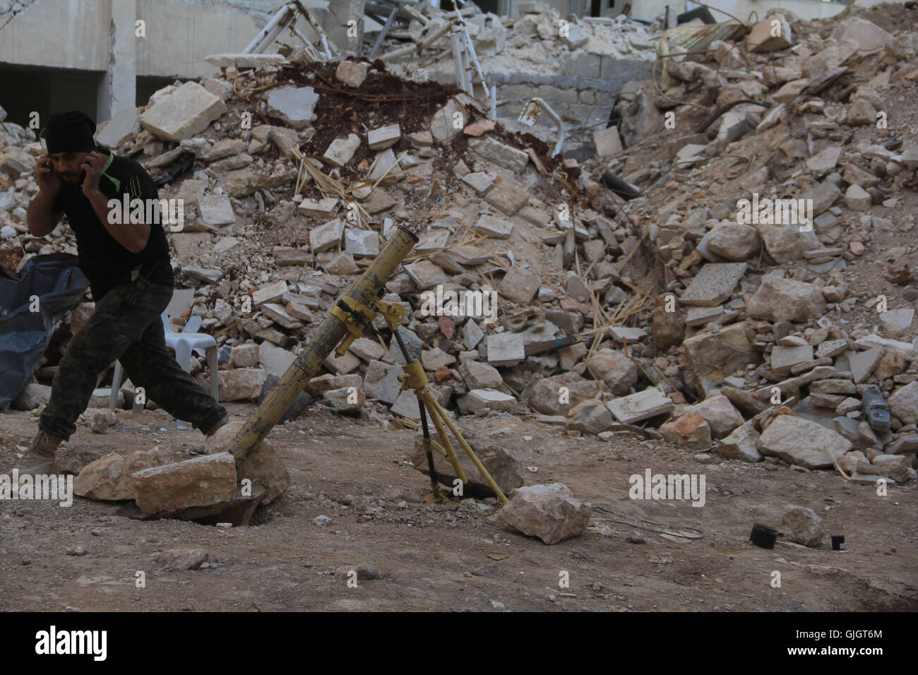 5. August 2016 - A Freie Syrische Armee Kämpfer feuert mit einem Mörtel auf Syrische Regierungstruppen © Louai Barakat/ImagesLive/ZUMA Draht/Alamy Live News Stockfoto