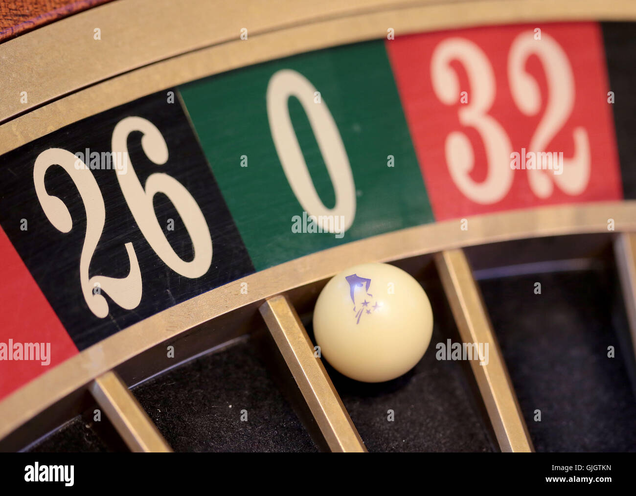 Dortmund, Deutschland. 16. August 2016. Ein Ball liegt bei 0 am Roulette-Tisch an der Spielbank Hohensyburg Casino in Dortmund, Deutschland, 16. August 2016. Die Westdeutsche Spielbanken (Westspiel) Casinos in Nordrhein-Westfalen und Bremen lancieren eine Werbe-Kampagne mit mehr spielen und größeren Jackpots. Foto: OLIVER BERG/DPA/Alamy Live-Nachrichten Stockfoto
