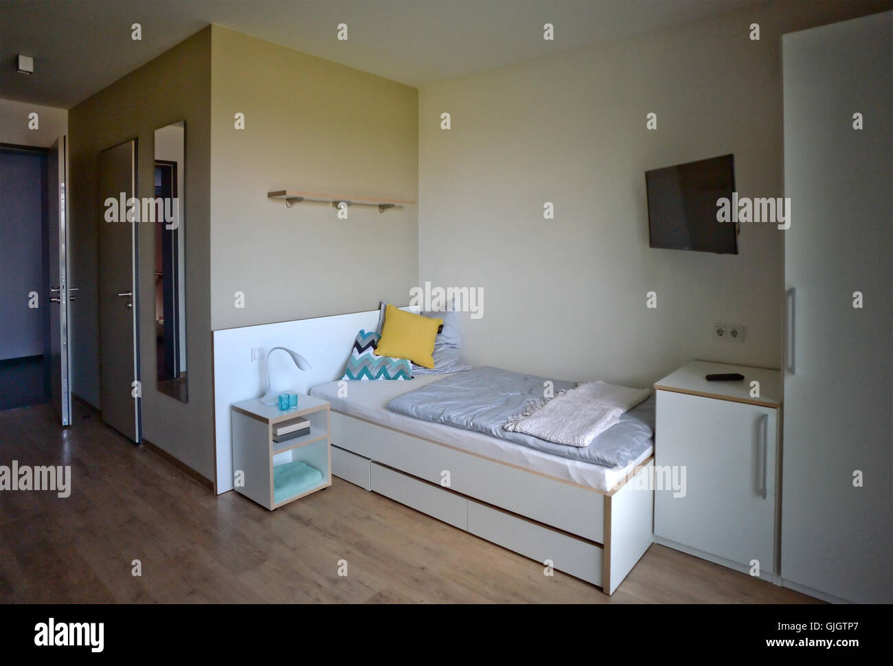 Berlin Adlershof Deutschland 16 August 2016 Eine 1 Zimmer Wohnung In Das Medienfenster Gebaude Mit 153 Kleinwohnungen Entworfen Um Die Bedurfnisse Von Studierenden Und Akademikern In Berlin Adlershof Deutschland 16 August 2016 Foto Britta