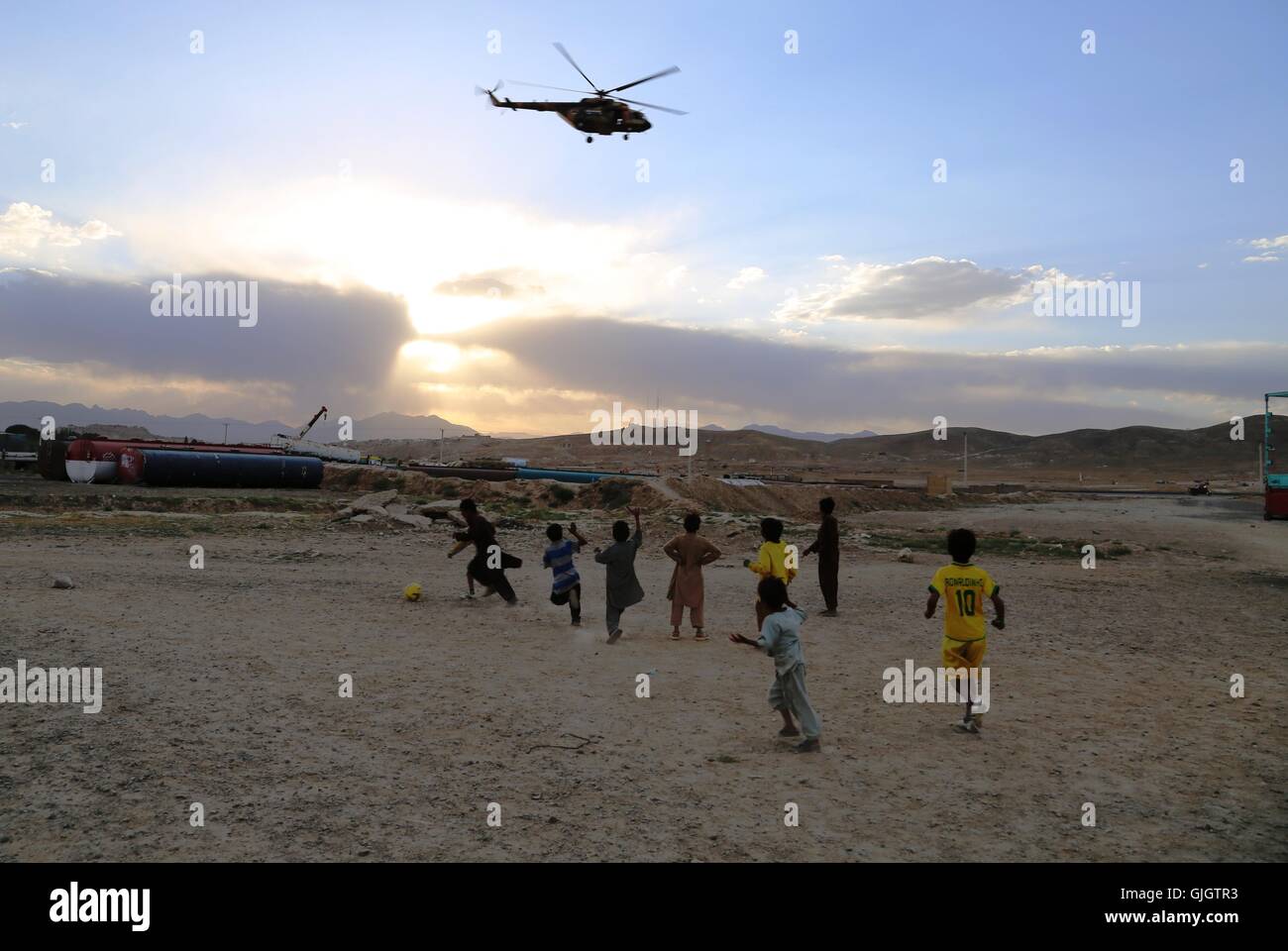 (160816)--GHAZNI, 16. August 2016 (Xinhua)--afghanischen vertriebene Kinder spielen Fußball außerhalb ihre Zelte in der Provinz Ghazni, Afghanistan, 15. August 2016. Zivilisten Hauptlast oft die des Krieges in Afghanistan mehr als 1.600 Zivilisten getötet worden und über 3.560 verletzte im ersten Halbjahr 2016, sagte einen Bericht des United Nations Assistance Mission in Afghanistan (UNAMA) im Juli veröffentlicht. (Xinhua/Sayed Mominzadah) (Cyc) Stockfoto