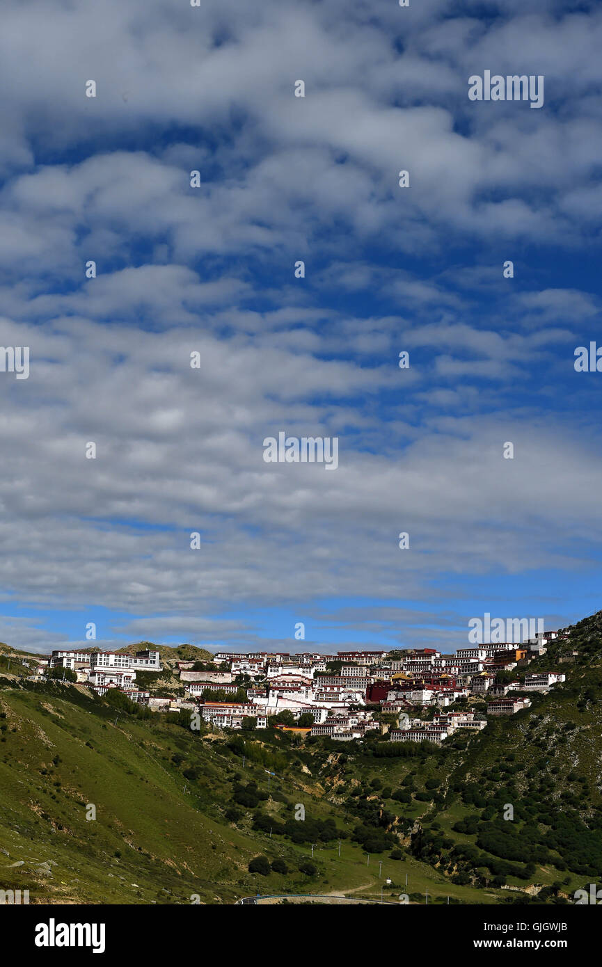 Lhasa. 16. August 2016. Foto aufgenommen am 16. August 2016 zeigt das Ganden Kloster in Lhasa, der Hauptstadt von Südwesten Chinas Tibet autonome Region. Zehn Lamas aus Klöstern in Tibet, die den Abschlusstest bestanden haben erhalten den höchsten akademischen Grad im tibetischen Buddhismus-Studien. Sie präsentieren eine formale Dissertation im Jokhang-Tempel im Frühjahr vor der Verleihung der "Gexe Lharampa," Promotion in der modernen Bildung entspricht. © Chogo/Xinhua/Alamy Live-Nachrichten Stockfoto