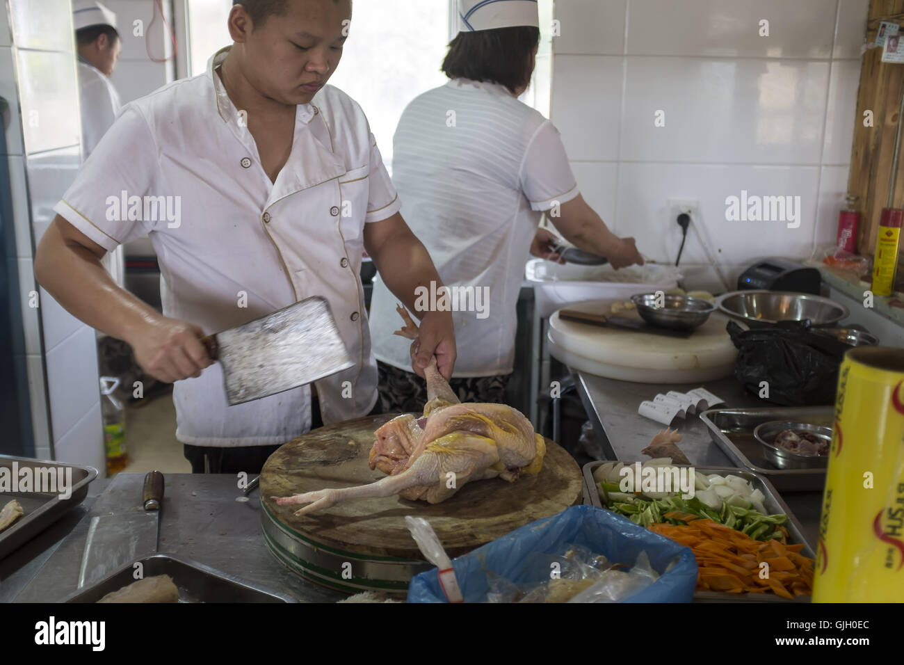 Hunchun, Provinz Jilin, China. 1. August 2016. Ein Herd vorbereiten, ein Chiken, in der Nähe von Yingkou, Jilin Provinz zu kochen. China und Nordkorea über 1.420-km-Grenze, den Yalu und Tumen Flüsse, wie die natürliche Grenze trennen beider Länder. China und Nordkorea waren einst berühmte intimes als ' Lippen und Zähne ''. Wie Kim Jong-Un als Supremo der Volksdemokratischen Republik Korea und die unklaren Bomben getestet wurden, trat ihre Beziehungen eine Phase der angespannt. Aber vor kurzem die Entscheidung von Südkorea und USA bereitstellen Raketenabwehrsystem THAAD in Südkorea t Stockfoto