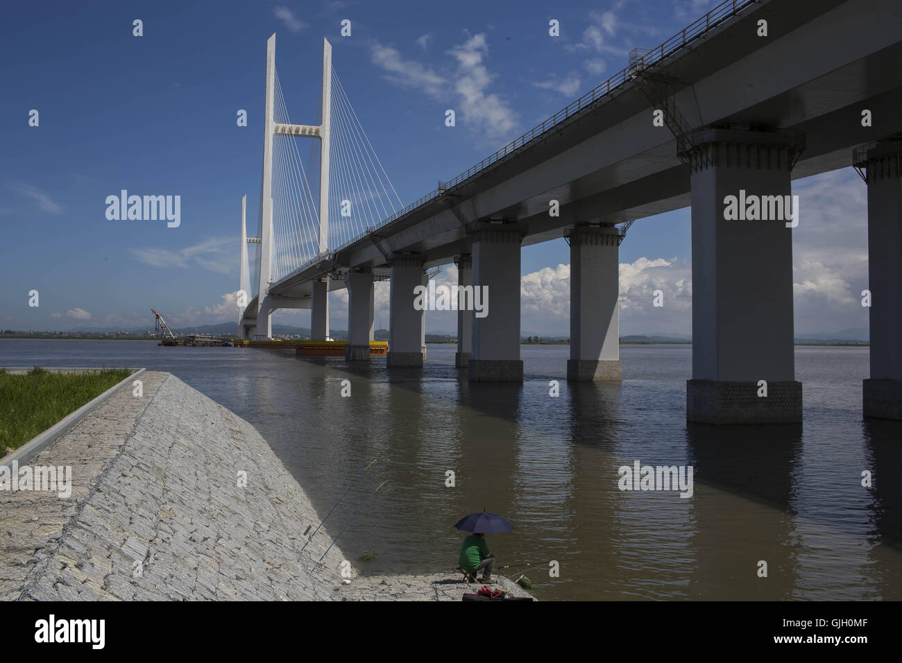 Dandong, Liaoning, China. 8. August 2016. Die Dandong Yalu River Bridge in Dandong, China erstreckt sich über den Yalu, zwischen den Städten Dandong, China und Sinuiju, Nordkorea. Provinz Liaoning. China und Nordkorea über 1.420-km-Grenze, den Yalu und Tumen Flüsse, wie die natürliche Grenze trennen beider Länder. China und Nordkorea waren einst berühmte intimes als ' Lippen und Zähne ''. Wie Kim Jong-Un als Supremo der Volksdemokratischen Republik Korea und die unklaren Bomben getestet wurden, trat ihre Beziehungen eine Phase der angespannt. Aber vor kurzem, die bislang Stockfoto