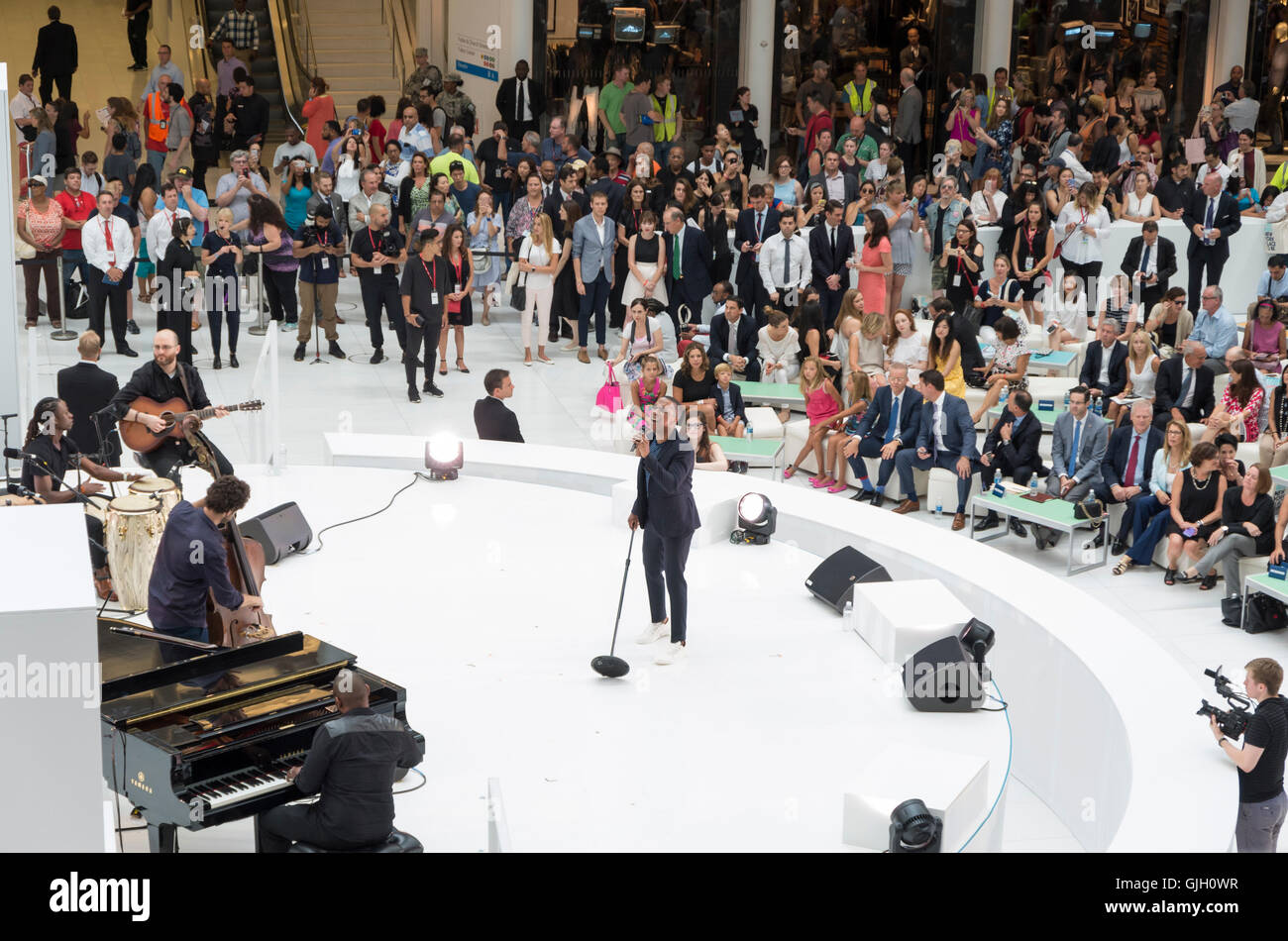 New York, USA. 16. August 2016. Star des Broadway musikalische Hamilton Leslie Odom Jr führt. Tausende von Menschen besuchten die feierliche Eröffnung des Einkaufszentrums Westfield in das neu gebaute Oculus des World Trade Center in New York. Bildnachweis: Elizabeth Wake/Alamy Live-Nachrichten. Stockfoto