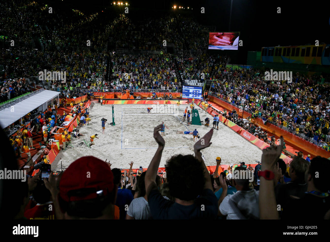 Rio De Janeiro, Brasilien. 16. August 2016. Abfahrt von Alisson und Bruno Schmidt Doppel (BRA) gegen Alexander Brouwer und Robert läuft (NDL) gültig für das Halbfinale des Olympischen Beach-Volleyball Turnier 2016 statt in Rio Beach Volleyball Arena an der Copacabana. NICHT verfügbar für die Lizenzierung IN CHINA (Foto: Andre Chaco/Fotoarena) Credit: Foto Arena LTDA/Alamy Live-Nachrichten Stockfoto