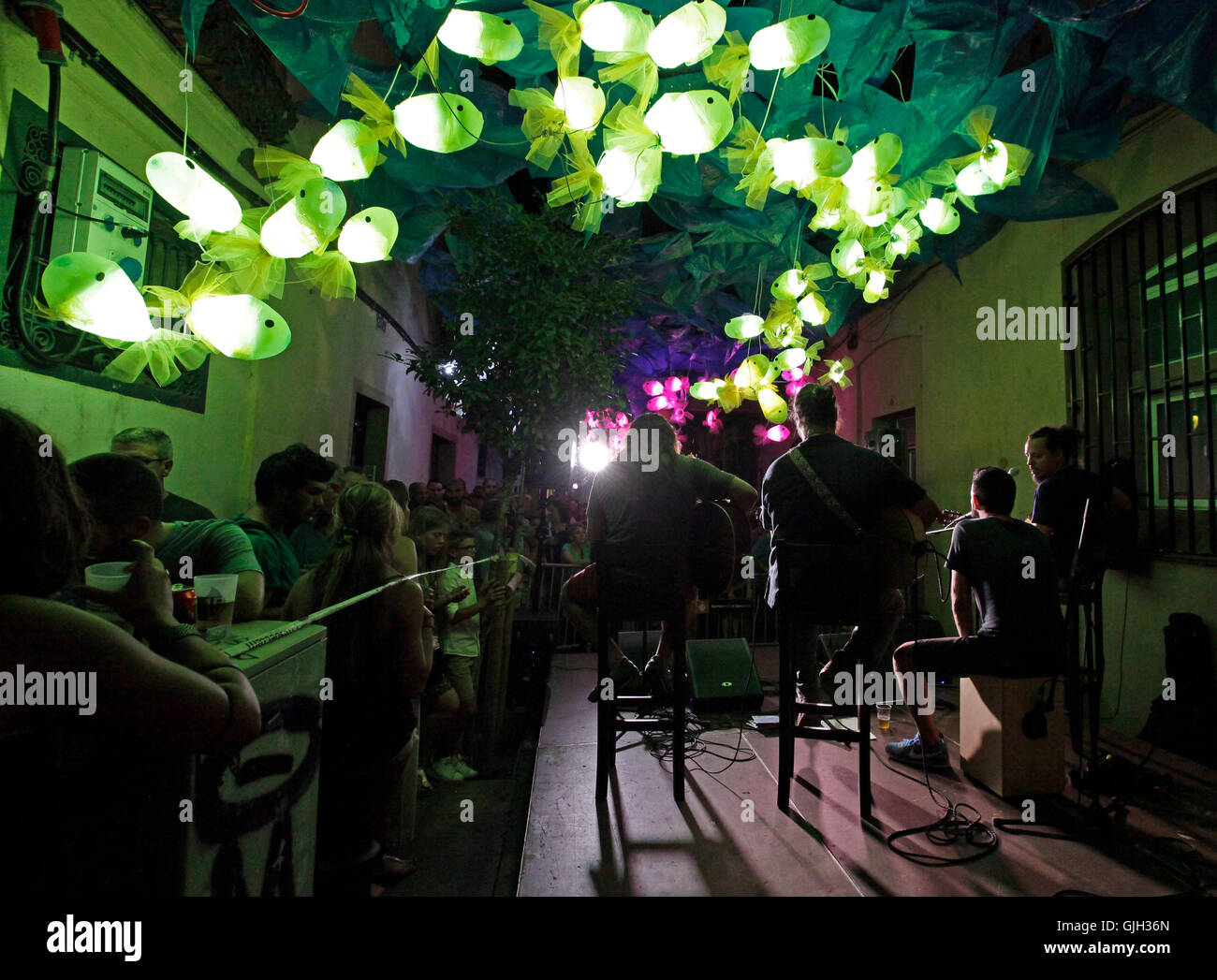 Barcelona, Spanien. 16. August 2016. Barcelona. Katalonien Spanien. Nachtschwärmer bei der Festa Major de Gràcia 2016 in der Stadt Barcelona heute (16. August 2016). Das Fest dauert eine Woche und findet jedes Jahr Mitte August, wo bestimmte Straßen in der Umgebung zu nehmen, auf ein anderes Thema. Die Unterhaltung geht über in die frühen Morgenstunden der Nacht. Bildnachweis: reiche Bowen/Alamy Live News Stockfoto