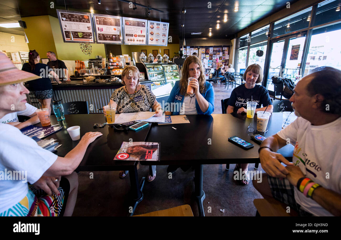 Salt Lake City, Utah, USA. 16. August 2016. MISTY K. SNOW, Center, demokratischer Kandidat für den Senat in Utah, kühlt sich ab mit einer Limonade während einer Mitarbeiterversammlung in einem lokalen Kaffeehaus nach Kundenwerbung in einer Innenstadt Nachbarschaft. Frau Schnee, der erste Transgender Hauptpartei Kandidat für den US-Senat und triffst Neuling Senator Mike Lee in den Wahlen im November. © Brian Cahn/ZUMA Draht/Alamy Live-Nachrichten Stockfoto