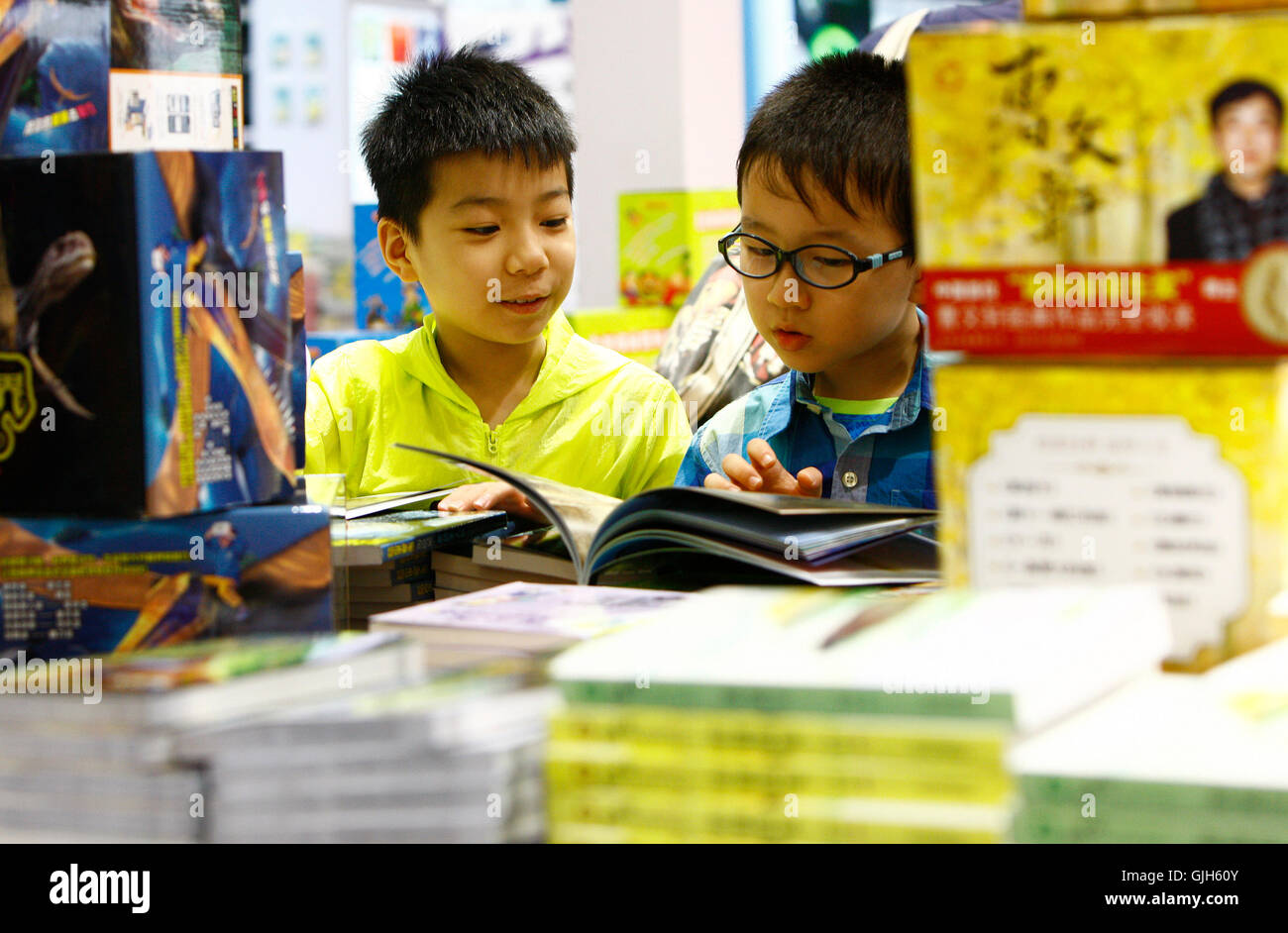 Shanghai. 17. August 2016. Zwei Kinder lesen Bücher auf der 2016 Shanghai Buchmesse in Ost-China Shanghai, 17. August 2016. Kinder, die im Urlaub Tauchen in die Welt der Bücher auf der Buchmesse. © Fang Zhe/Xinhua/Alamy Live-Nachrichten Stockfoto