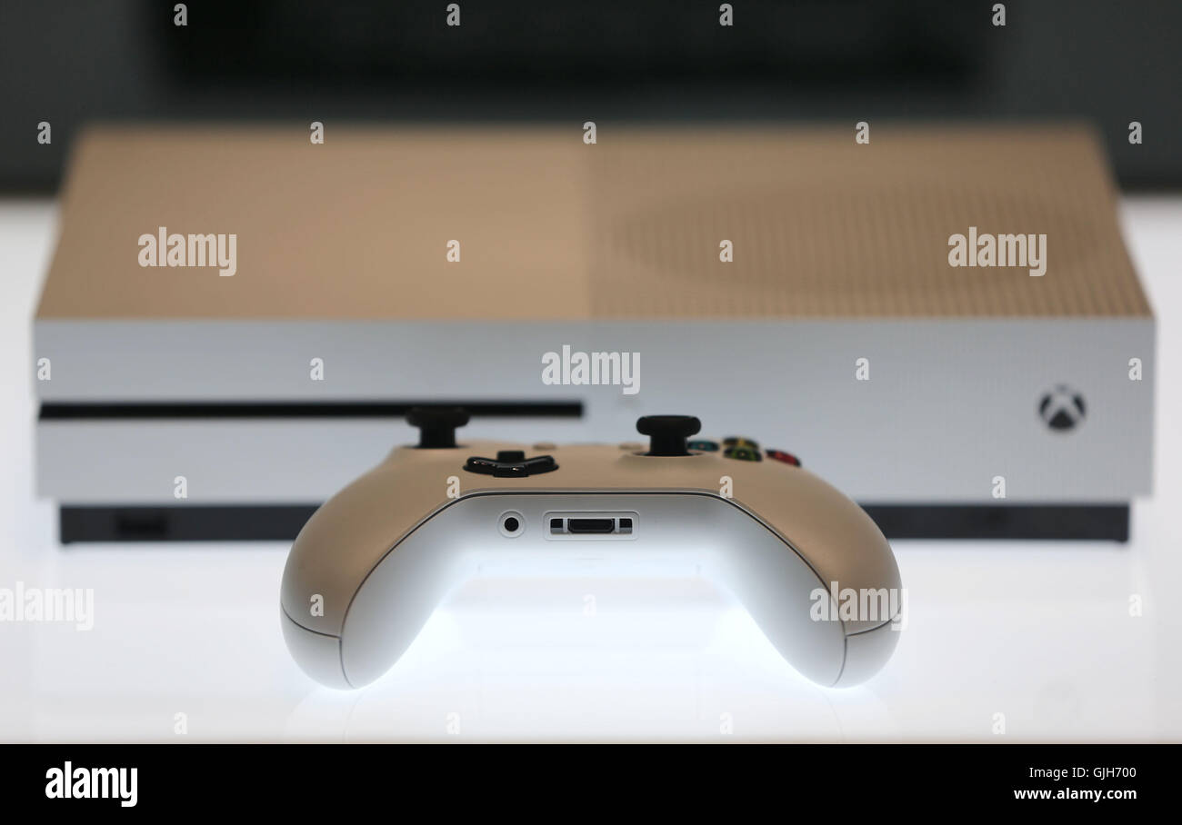 Köln, Deutschland. 17. August 2016. Microsoft Spielkonsole Xbox One S in einem Glaskasten auf der Spiele Messe "Gamescom" in Köln, 17. August 2016. Die Messe für Computerspiele statt findet vom 17. bis 21. August 2016 in Köln. Foto: OLIVER BERG/Dpa/Alamy Live News Stockfoto