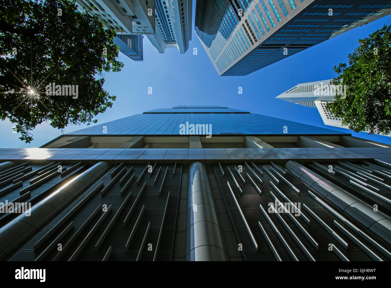 Niedrigen Winkel Ansicht von Wolkenkratzern, Singapur Stockfoto
